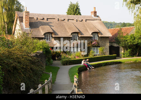 Belle Chaumière aux côtés de Thornton Beck dans Thornton-le-Dale North Yorkshire Angleterre Royaume-Uni UK Banque D'Images