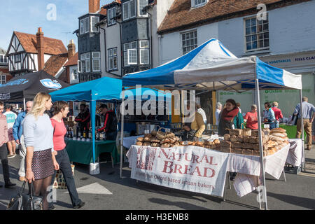 Stands colorés entourés de personnes à la fête de l'Oxfordshire Thame Angleterre Royaume-Uni UK Banque D'Images