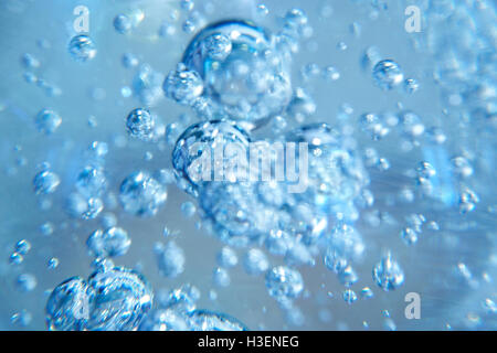 Bulles dans un verre de cristal avec ton bleu. L'horizontale Banque D'Images