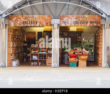 Lock up indépendant boutique dans le centre de Manchester, la vente de produits bio locaux, des fruits et légumes, vins, liqueurs et produits laitiers. Banque D'Images