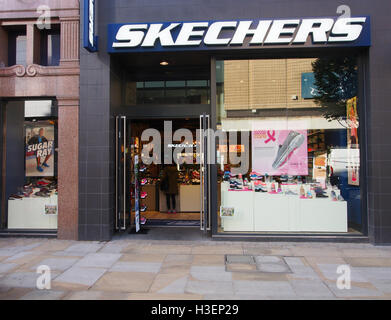 Sketchers chaussure boutique dans le centre de Manchester, Angleterre, RU, montrant la boutique en mode fenêtre et la porte et l'intérieur et un client à l'intérieur. Banque D'Images