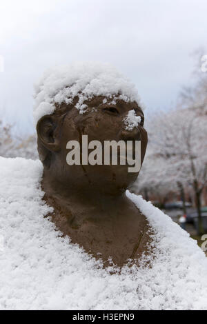 Le laiton statue d'une femme dans le parc de Stamford, CT, USA Banque D'Images