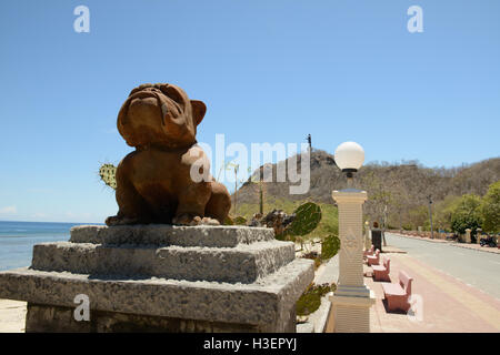 Statue de chien près de Cristo Rei, Areia Branca, Dili, Timor Leste Banque D'Images