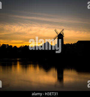 Caldecotte Lake Windmill Silhouette Banque D'Images