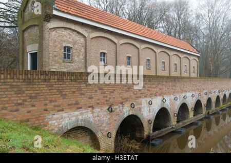 Chambre d'écluse restaurée ou Schuivenhuisje en langue néerlandaise creusés à la main le long du canal dans le nordhorn almelo Pays-Bas Banque D'Images