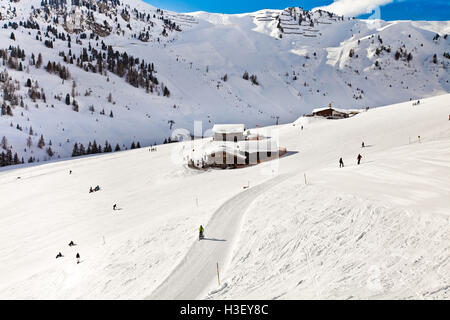 Maison dans les montagnes des Alpes Banque D'Images