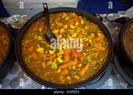 La cuisine marocaine préparée street style sur Sauchihall Street Glasgow dans de grandes casseroles métalliques à emporter Banque D'Images