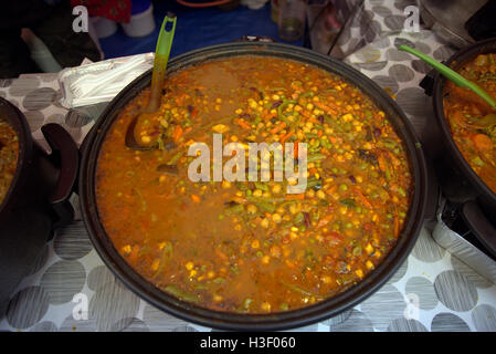 La cuisine marocaine préparée street style sur Sauchihall Street Glasgow dans de grandes casseroles métalliques à emporter Banque D'Images