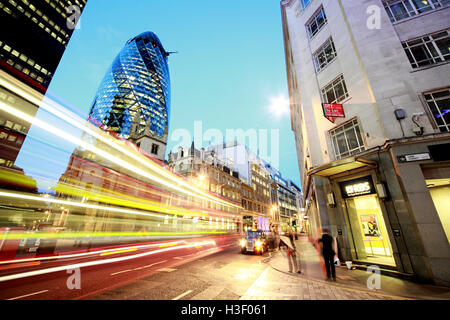 30 St Mary Axe,Cornichon,Swiss Re Building,Ville de Londres,Angleterre au crépuscule Banque D'Images