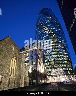 Design par l'architecte Sir Norman Foster, 30 St Mary Ax, le Gherkin Financial Building, Swiss Re Building, ville de Londres, Angleterre, à Dusk Banque D'Images