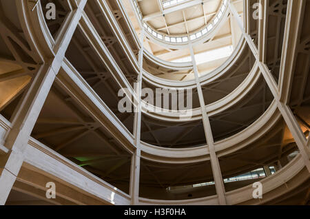 Intérieur de l'édifice Lingotto de l'ancienne usine automobile Fiat à Turin, Italie. Banque D'Images