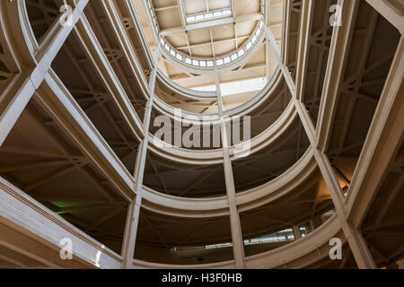 Intérieur de l'édifice Lingotto de l'ancienne usine automobile Fiat avec shopping centre à Turin, Italie. Banque D'Images