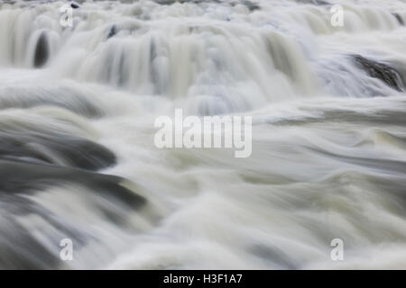 Une partie de la cascade de Gullfoss de la rivière Hvita en Islande. Banque D'Images