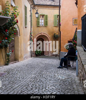 Monforte d'Alba, Italie - juin 3, 2016 : rue pittoresque à Monforte d'Alba, Piémont, Italie de roses et de maisons colorées. Banque D'Images