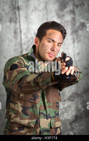 Soldat militar Amérique homme pointant un pistolet Banque D'Images