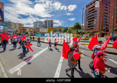 Les partisans du parti populaire de l'Union participant en marchant et protester dans Quito la capitale pendant les manifestations antigouvernementales Banque D'Images