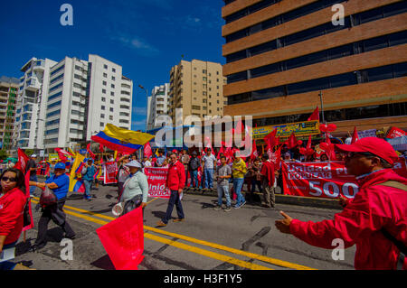 Les manifestants défileront avec Union et équatorien drapeaux populaires dans la capitale Quito contre le gouvernement du président Rafael Correa Banque D'Images