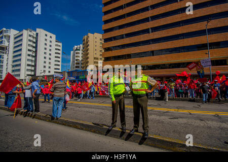 Deux policiers en uniforme équatorienne la supervision de manifestants défilant dans la capitale Quito contre le gouvernement du président Rafael Correa Banque D'Images