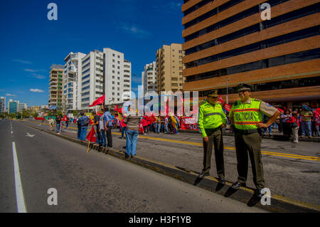 Deux policiers équatoriens la supervision de manifestants défilant dans la capitale Quito contre le gouvernement du président Rafael Correa Banque D'Images
