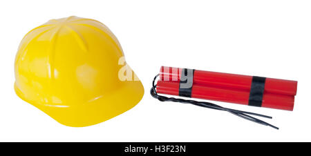 Casque jaune porté pour la protection et la dynamite - chemin inclus Banque D'Images