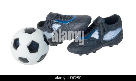Ballon de football noir et blanc avec des chaussures noir et blanc - chemin inclus Banque D'Images