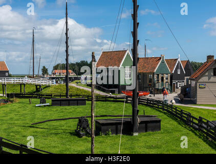 Enkhuizen, Pays-Bas - 9 août, 2016 : Musée du Zuiderzee à Enkhuizen vieux pêcheur de maisons dans les Pays-Bas. Banque D'Images