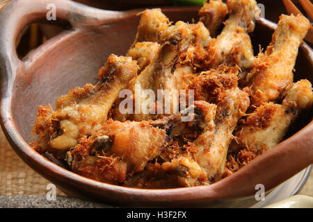 Poulet frit, cuit avec drummettes fiche traditionnel indonésien. Servi dans un wok. Banque D'Images