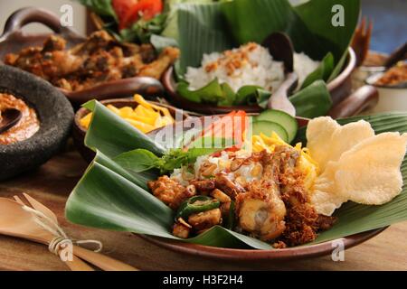 Nasi Uduk Betawi avec variété de plats d'accompagnement. Signature, repas traditionnel de Jakarta. Banque D'Images