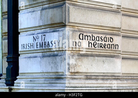 Londres, Angleterre, Royaume-Uni. Ambassade d'Irlande à 17 Grosvenor Place. Nom en anglais et en gaélique Banque D'Images