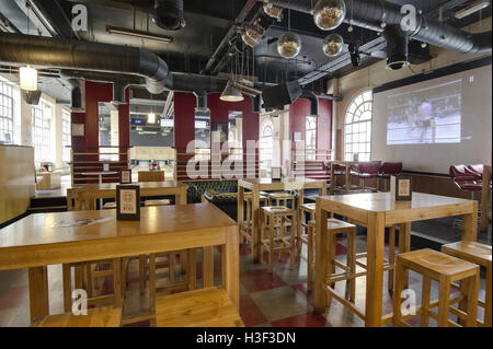 Les voies d'un café/bar/restaurant avec un bowling lanes, Bristol, Royaume-Uni Banque D'Images