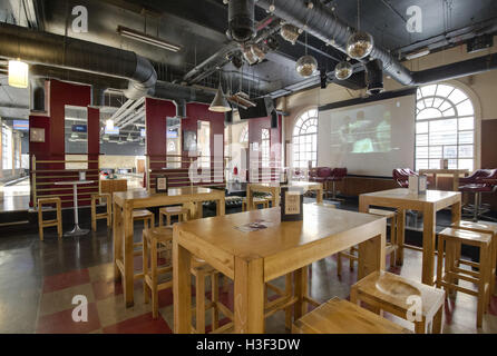 Les voies d'un café/bar/restaurant avec un bowling lanes, Bristol, Royaume-Uni Banque D'Images