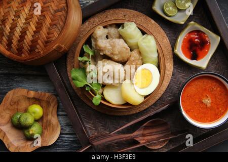 Siomay Bandung. Snack populaire de Bandung, Java ouest, Indonésie. Se composent de poissons quenelles avec des légumes et des oeufs, servi avec sauce aux arachides épicée. Banque D'Images