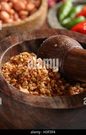 Les arachides assaisonné utilisé dans Kupat Tahu Magelang, une spécialité de gâteau de riz et de pâte de soja de Magelang, Central Java, Indonésie Banque D'Images