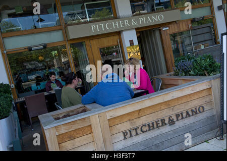 Pitcher & Piano café/bar/restaurant au Harbourside de Bristol, Royaume-Uni Banque D'Images