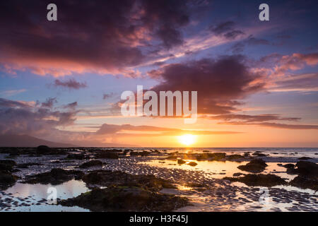 Coucher de soleil sur Derrymore Strand sur la péninsule de Dingle, dans le comté de Kerry, Irlande Banque D'Images