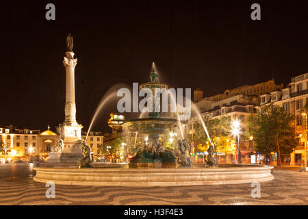 Fontaine sur la place Rossio à Lisbonne, Portugal, la nuit, Banque D'Images