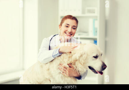 Happy doctor avec retriever chien à la clinique vétérinaire Banque D'Images