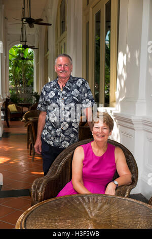 Singapour, Beach Road, Raffles Hotel, vous pourrez vous détendre dans la véranda du bar Banque D'Images