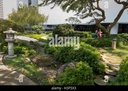 Singapour, Raffles Boulevard, l'hôtel Pan Pacific, les visiteurs dans le jardin japonais Keyaki Banque D'Images