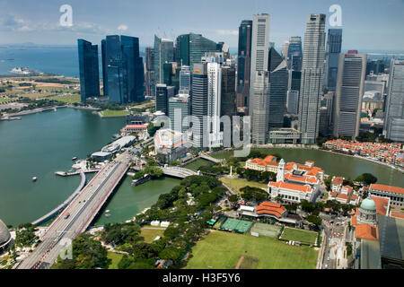 Singapour, de Padang et le quartier d'affaires, augmentation de la vue depuis le restaurant Swissotel Equinox Banque D'Images