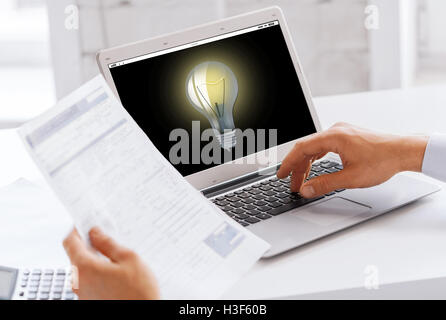 Businessman with laptop computer travaillant au bureau Banque D'Images