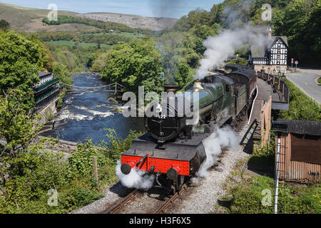 Train à Berwyn Station avec une vue sur la rivière Dee et le pont des chaînes, Llangollen Railway, Denbighshire, Wales Banque D'Images