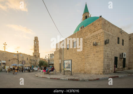 ACRE, Israël - Octobre 01, 2015 : scène de rue avec Sinan Basha Mosque (alBahr mosquée), la tour de l'horloge, les habitants et visiteurs, en Banque D'Images