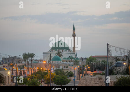 ACRE, ISRAËL - 18 octobre 2015 : A business street et la mosquée d'Ahmed el-Jazzar, dans la vieille ville d'Acre, en Israël. Acre est l'une Banque D'Images