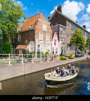 Barge tour avec les gens sur Groenhazengracht canal au centre-ville de Leiden, Hollande méridionale, Pays-Bas Banque D'Images