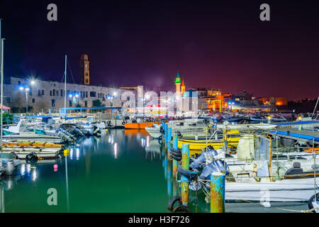 ACRE, ISRAËL - 18 octobre 2015 : les bateaux de pêche locaux, disponibles avec et à proximité des monuments, la nuit dans le port de pêche dans la lo Banque D'Images