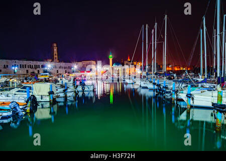 ACRE, ISRAËL - 18 octobre 2015 : les bateaux de pêche locaux, disponibles avec et à proximité des monuments, la nuit dans le port de pêche dans la lo Banque D'Images