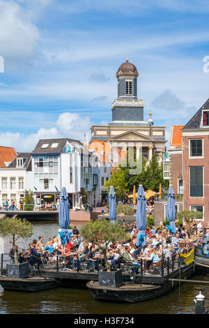 Hartebrugkerk clocher de l'église et les gens sur une terrasse de café sur le canal du Rhin à Leiden, Hollande méridionale, Pays-Bas Banque D'Images