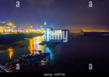 ACRE, ISRAËL - 18 octobre 2015 : scène de nuit d'une forteresse templière demeure, phare, restaurants, les visiteurs et la baie de Haïfa, en Banque D'Images