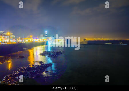 ACRE, ISRAËL - 18 octobre 2015 : scène de nuit d'une forteresse templière demeure, phare, restaurants, les visiteurs et la baie de Haïfa, en Banque D'Images